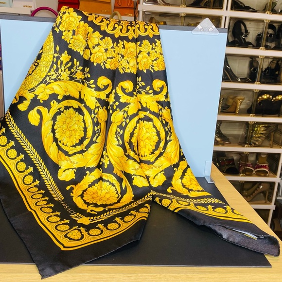 Versace BAROCCO LARGE SILK FOULARD Black & Gold Authentic Extra Large - Picture 6 of 14
